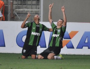 Marcelo Toscano e Richarlison comemoram gol do América-MG (Foto: Divulgação/América-MG)