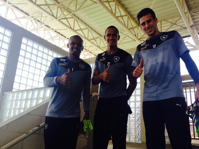 Renan, Jefferson e Helton Leite Botafogo (Foto: Marcelo Baltar / GloboEsporte.com)