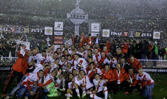 River com a taça da Libertadores (Foto: AP)