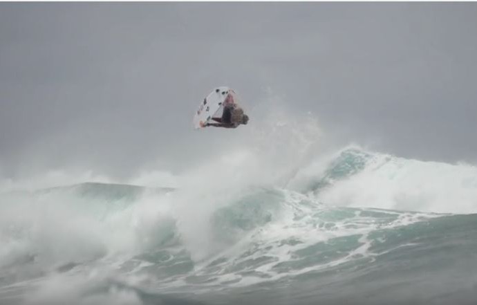 Medina voa em aéreo insano na ilha de Oahu (Foto: Reprodução/Youtube/Ripcurl)