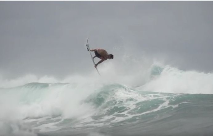 Medina voa em aéreo insano na ilha de Oahu (Foto: Reprodução/Youtube/Ripcurl)