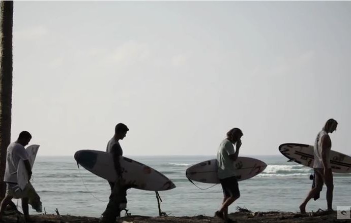 Gabriel Medina, Owen Wright, Matt Wilkinson e Mason Ho surfam no North Shore Havaiano (Foto: Reprodução/Youtube/Ripcurl)