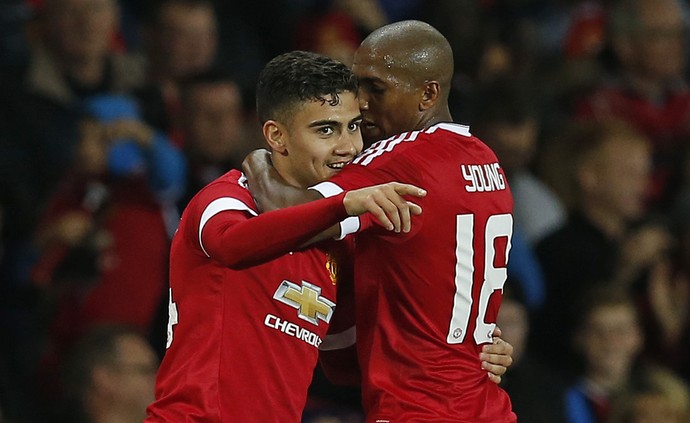 Andreas Pereira e Ashley Young - Manchester United e Ipswich Town (Foto: Reuters)