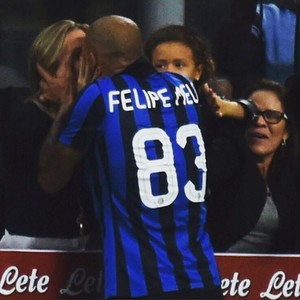 Felipe Melo beija a esposa (Foto: Instagram)