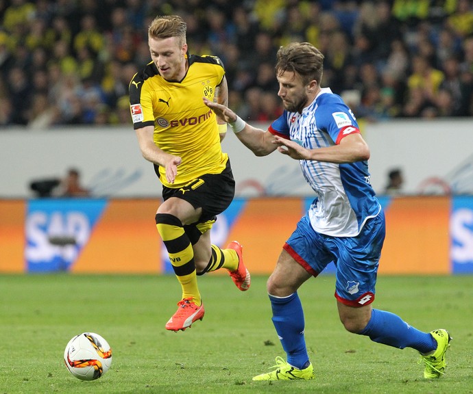 Marco Reus em lance com Ermin Bicakcic (Foto: DANIEL ROLAND / AFP)