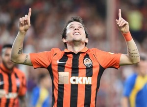 Bernard comemora gol pelo Shakhtar (Foto: Twitter)