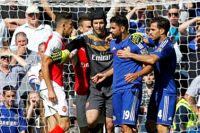 Diego Costa Gabriel Paulista Chelsea Arsenal (Foto: AFP)