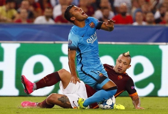 Rafinha Alcântara carrinho Nainggolan Roma x Barcelona (Foto: REUTERS/Tony Gentile)