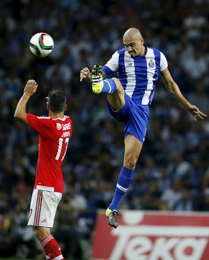 Maicon e Jonas, Porto x Benfica (Foto: Agência Reuters)