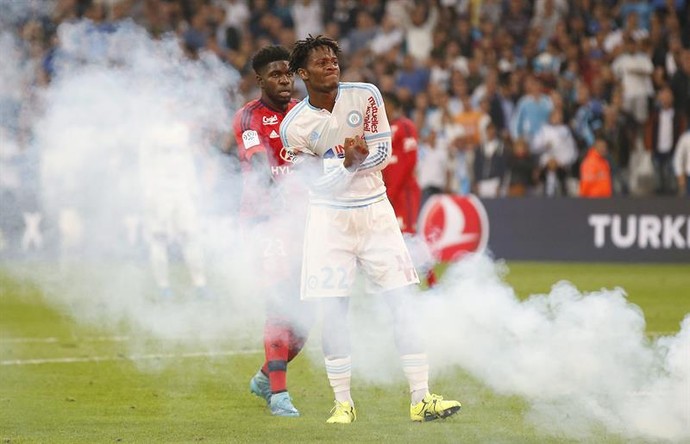 Olympique Marselha Lyon confusão (Foto: EFE/EPA/GUILLAUME HORCAJUELO)