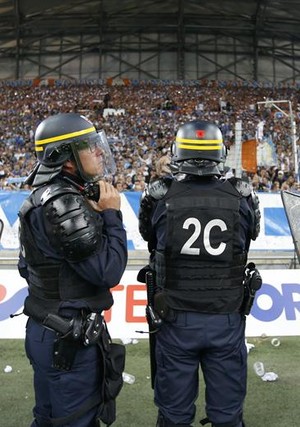 Olympique Marselha Lyon confusão polícia (Foto: EFE/EPA/GUILLAUME HORCAJUELO)