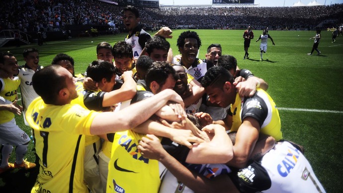 Jogadores do Corinthians comemora gol sobre o Santos (Foto: Marcos Ribolli)