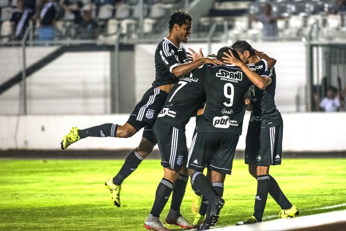 Comemoração Ponte Preta X Fluminense (Foto: Fábio Leoni / PontePress)