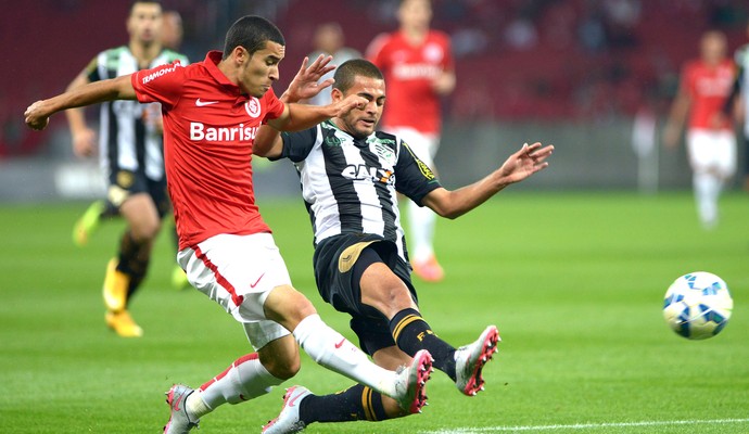 William e Clayton, Internacional X Figueirense (Foto: Edu Andrade / Estadão Conteúdo)