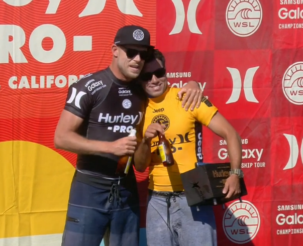 Mick Fanning e Mineirinho pódio Trestles surfe (Foto: Reprodução/WSL)