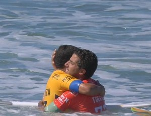 Mineirinho abraça Filipe Toledo após vencer rival na briga pela liderança do ranking mundial em Trestles, Califórnia - etapa do circuito mundial de surfe (Foto: Reprodução/WSL)