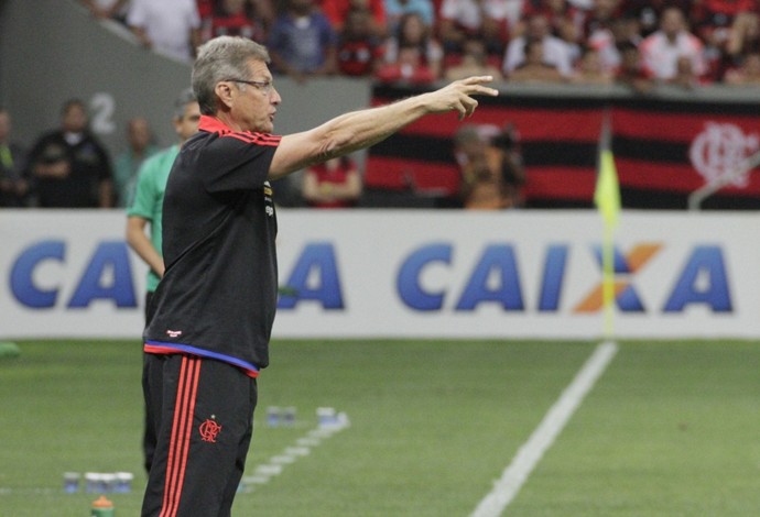 Oswaldo orienta time contra o Coritiba, com Ney Franco ao fundo (Foto: Gilvan de Souza/Fla Imagem)