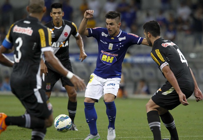 Willian é marcado por três jogadores do Vasco  (Foto: Washington Alves/ Light Press/ Cruzeiro)