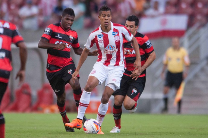 Náutico e Atlético-GO (Foto: Aldo Carneiro (Pernambuco/Press))