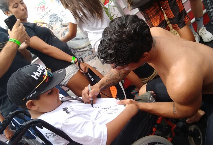 Medina autografa camiseta de Davizinho, que sofre da síndrome da banda aminiótica (Foto: Breno Dines)