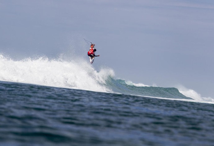 Gabriel Medina dá lindo aéreo para avançar ao round 4 em Trestles (Foto: Sean Rowland/WSL)