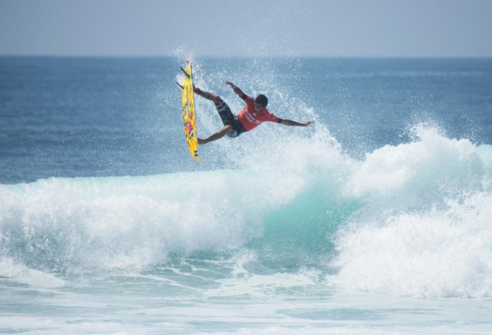 Filipe Toledo levanta voo em aéreo e consegue nota da virada a 30 segundos do fim da bateria em Trestles - oitava etapa do Circuito Mundial de surfe (Foto: WSL / Kirstin Scholtz)