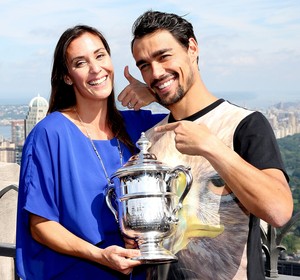 Flavia Pennetta com o troféu do US Open ao lado de Fabio Fognini (Foto: Getty Images)