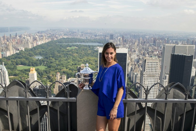 Flavia Pennetta com o troféu do US Open no Rockefeller Center (Foto: Reuters)