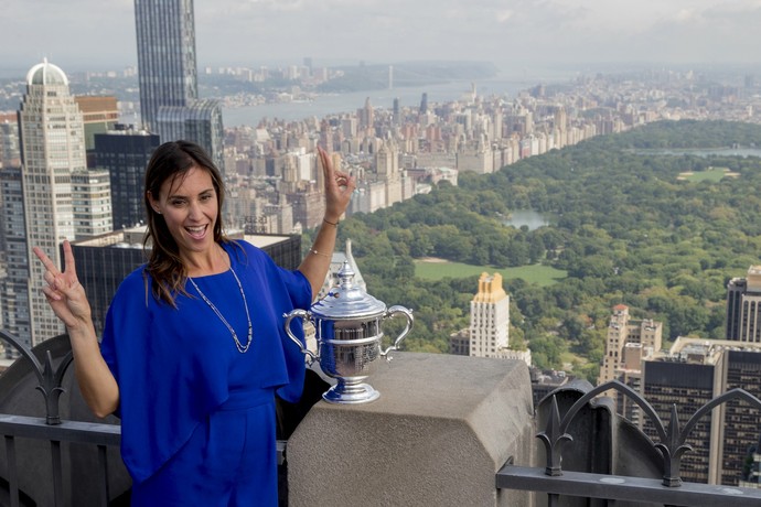 Flavia Pennetta com o troféu do US Open no Rockefeller Center (Foto: Reuters)