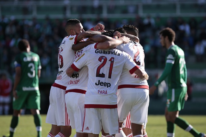 Jogadores do Flamengo comemoram segundo gol sobre a Chapecoense (Foto: Márcio Cunha / Agência Estado)