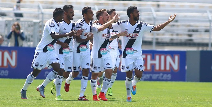 Ponte Preta x Santos gol (Foto: MARCOS BEZERRA - Agência Estado)