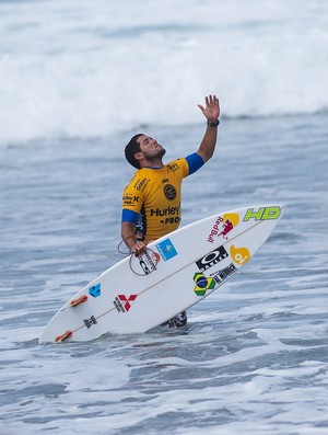 Mi neirinho comemora vitória apertada na quarta fase, que lhe garantiu nas quartas  (Foto: Kirstin Scholtz / WSL)