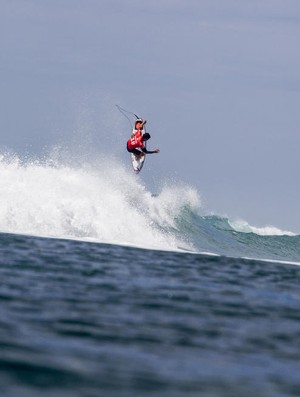 Gabriel Medina dá lindo aéreo para avançar ao round 4 em Trestles (Foto: Sean Rowland/WSL)