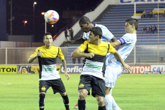 Gedeil e Marquinho, macaé x criciúma (Foto: Tiago Ferreira / Macaé Esporte)