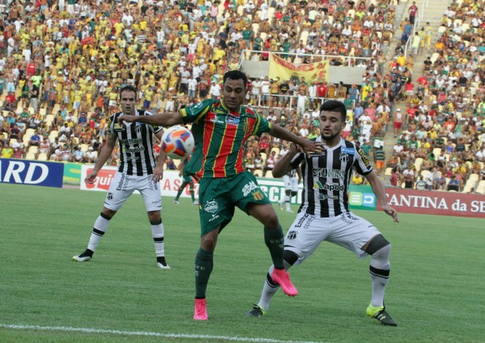 Nadson fez algumas jogadas individuais e chegou a arriscar de fora da área contra o Ceará (Foto: Biaman Prado/O Estado)