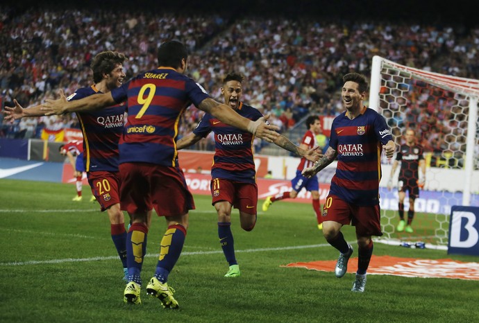 Luis Suárez, Neymar e Messi comemoram gol do Barcelona (Foto: AP Photo/Paul White)