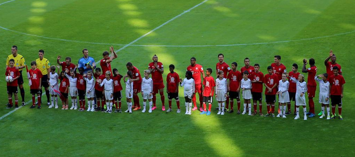 Refugiados - Augsburg x Bayern de Munique (Foto: Reprodução / Twitter)