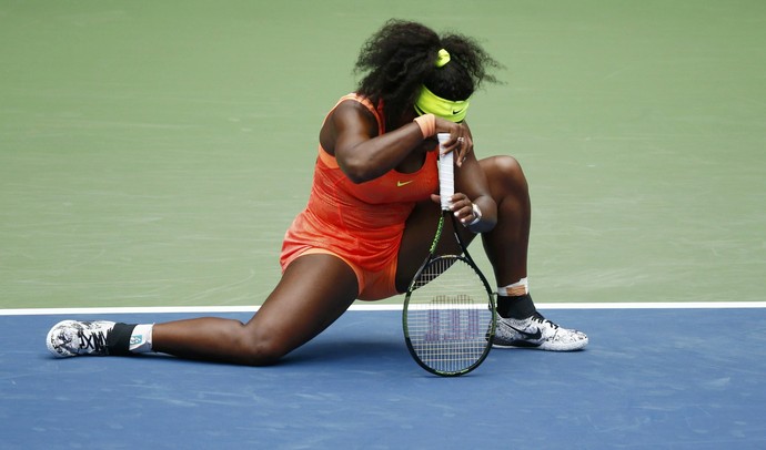 Serena Williams cai em quadra ao perder ponto contra Vinci no US Open (Foto: Reuters)