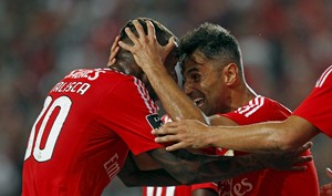 Anderson Talisca e Jonas comemoram gol Benfica (Foto: REUTERS/Hugo Correia)