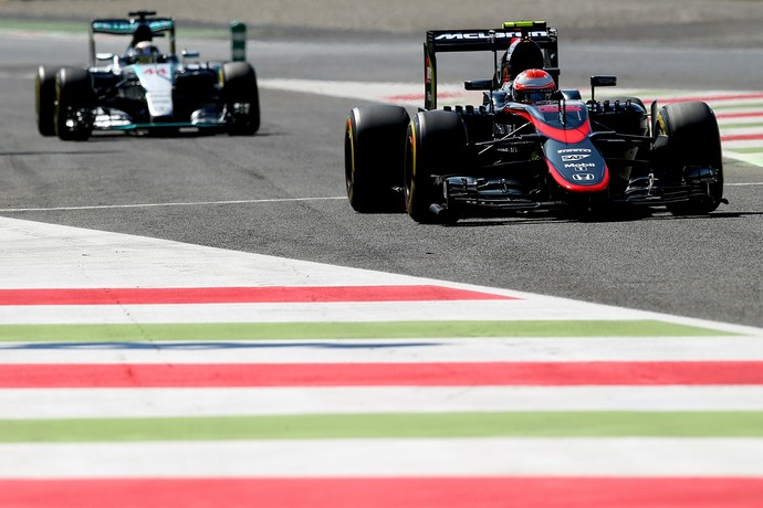 Lewis Hamilton se prepara para dar uma volta no retardatário Jenson Button durante GP da Itália (Foto: Getty Images)