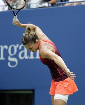 Simona Halep se irrita em derrota para Flavia Pennetta no US Open (Foto: AP)