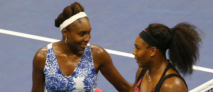 Serena e Venus Williams se abraçam após jogo no US Open (Foto: Reuters)