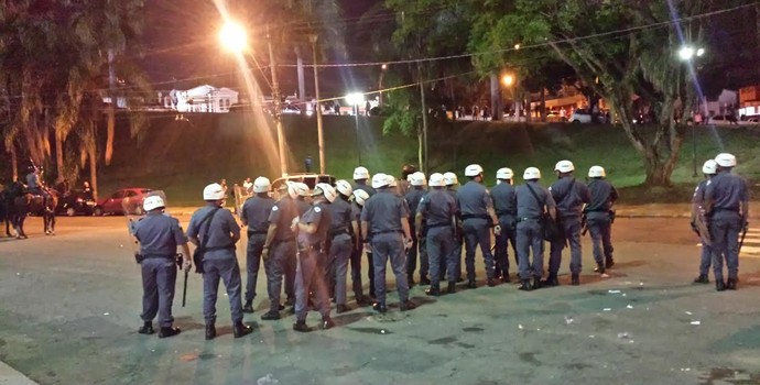 Policiais fazem proteção na entrada do vestiário da Ponte Preta (Foto: Heitor Esmeriz)