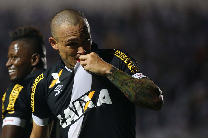 Leandrão comemora Ponte Preta x Vasco (Foto: MARCOS BEZERRA/FUTURA PRESS/ESTADÃO CONTEÚDO)