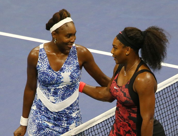 Serena e Venus Williams se abraçam após jogo no US Open (Foto: Reuters)