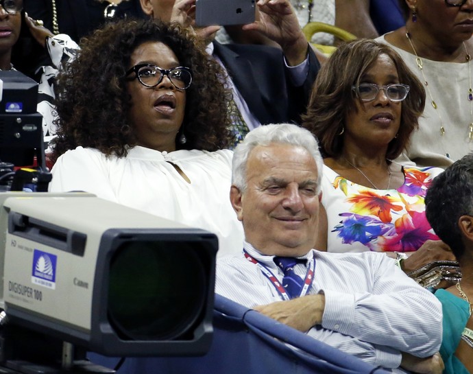 Oprah Winfrey na torcida do jogo entre Serena e Venus Williams (Foto: AP)