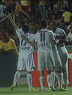 Jogadores do América-MG comemoram segundo gol marcado pro Richarlison (Foto: Reprodução/Premiere )