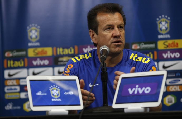 Dunga durante coletiva de imprensa Seleção Brasileira (Foto: Leo Correa / Mowa Press)