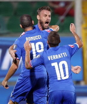 De Rossi comemora gol pela Itália (Foto: MARCELLO PATERNOSTRO / AFP)