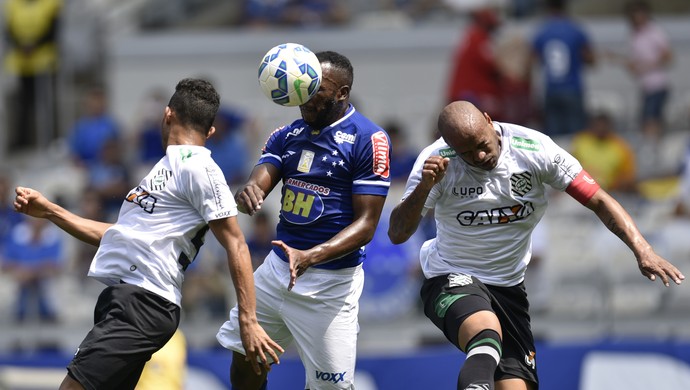 Manoel disputa bola em jogo contra o Figueirense (Foto: Douglas Magno)